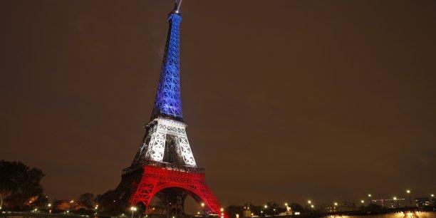 La tour eiffel illuminee aux couleurs de la france apres les attentats du 13 novembre